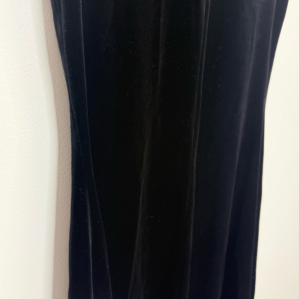 Elegant Black Sleeveless Dress - Picture 3 of 3